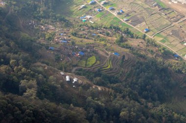 Teraslı yamaçlar ve düz ovalar havadan görünümü