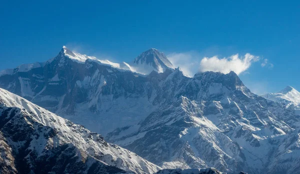 Montañas cubiertas de nieve de la cordillera del Himalaya — Foto de Stock