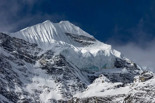 Snöklädda bergstoppar i Himalaya — Stockfoto