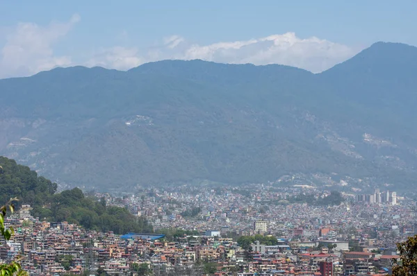 人口密集的城市在山 — 图库照片