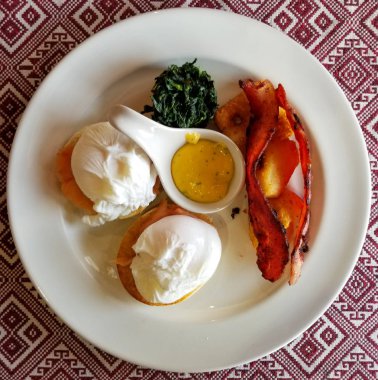 Ekmekte Füme Somon ve Haşlanmış Yumurta