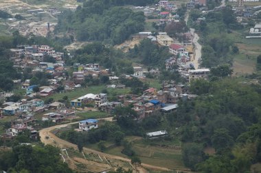 Bir köye giden yol.