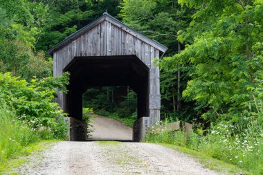 ahşap kaplı köprü