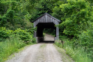 ahşap kaplı köprü