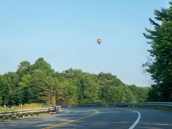 Heißluftballon über der Straße — Stockfoto