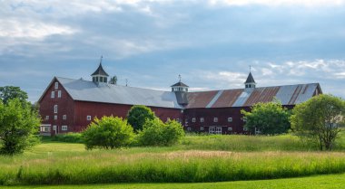 Kırsalda kırmızı ahır