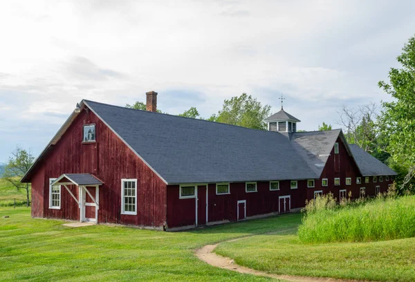 Červená stodola na venkově — Stock fotografie
