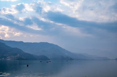 Gölde Fırtınalı Akşam