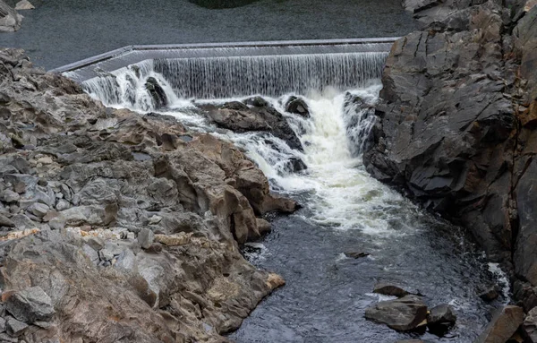 Agua que fluye sobre presa — Foto de Stock