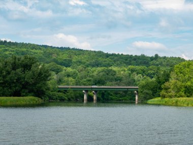 Gölün üzerindeki köprü.