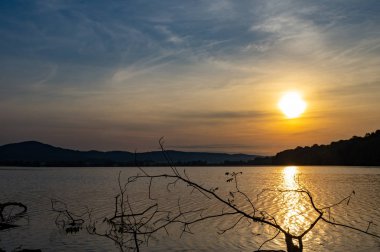 Gölün üzerinde gün batımı