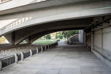 Şehir Köprüsü altında