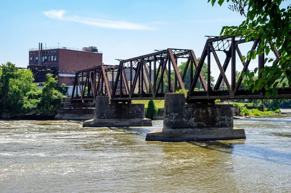 川の鉄道橋 — ストック写真
