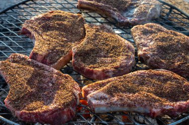 Izgarada domuz pirzolası