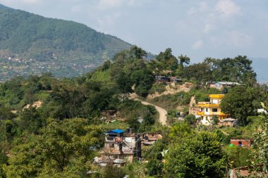 Dağ köyünden geçen yol.