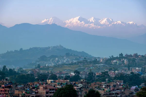 Coucher de soleil sur les montagnes de l'Himalaya au-dessus de Katmandou — Photo