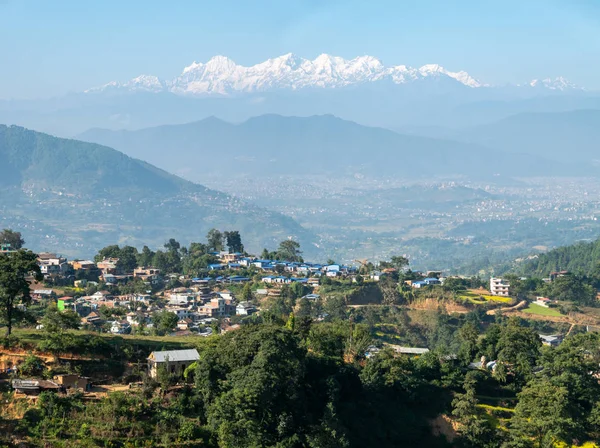 Ciudad en las montañas del Himalaya — Foto de Stock