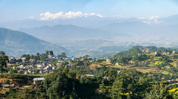 Himalaya Dağları 'nda bir kasaba — Stok fotoğraf