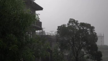 Muson mevsiminin başında Nepal 'de şiddetli bir yağmur fırtınası.