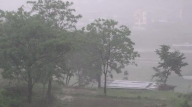 Muson mevsiminin başında Nepal 'de şiddetli bir yağmur fırtınası.