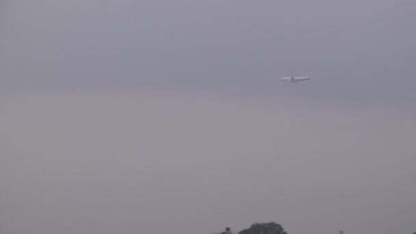 Ein Flugzeug Fliegt Durch Wolken Und Nebel Während Auf Dem — Stockvideo