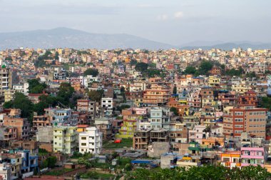 Akşam kuşağının ışığında Nepal 'in Katmandu şehrinin manzarası.