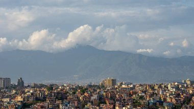 Bir şehrin ve Nepal Dağlarının üzerindeki Akşam Işığının güzelliği.