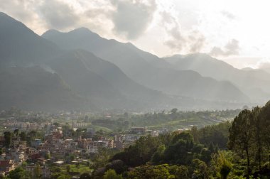 Nepal 'de batan güneşin ışığında Dağların Üzerindeki Sisler,