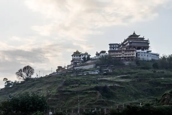 Een Boeddhist Tempel Hoog Top Van Een Heuvel Het Licht — Stockfoto