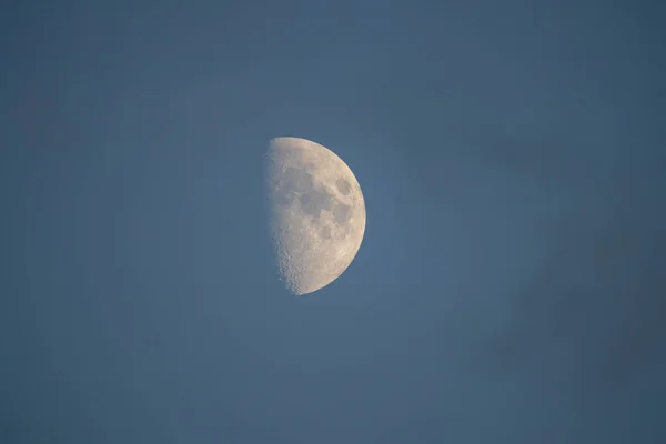 Ein Halber Mond Der Weiß Leuchtet Blau Des Späten Abendhimmels — Stockfoto