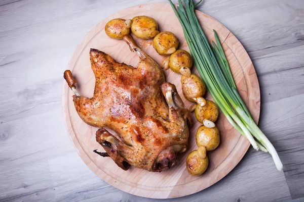 Pato Cocido Entero Con Patatas Ajo Enfoque Selectivo Primer Plano —  Fotos de Stock