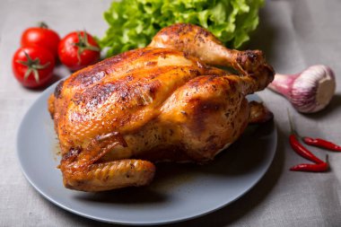 Fırında bütün tavuk. Seçici odak, yakın çekim.