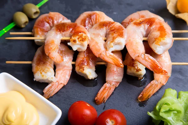 Shrimps Grill Prosciutto Sauce Black Board Close Selective Focus — Stock Photo, Image
