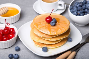 Yaban mersini, kiraz ve ballı krep. Yakın çekim. Seçici odak.