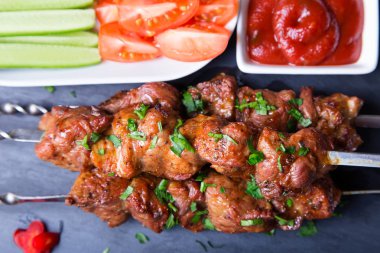 Şaşlık (şiş kebap) et (domuz) sebze ve ketçap ile şiş üzerinde. Yakın çekim, seçici odak.