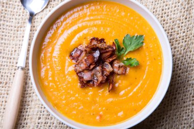 Bacon kabak çorbası. Seçici odak, yakın çekim.