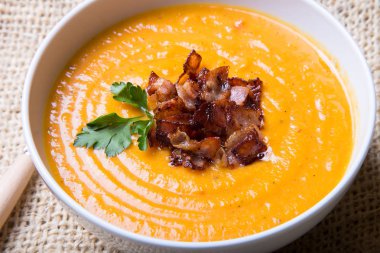 Bacon kabak çorbası. Seçici odak, yakın çekim.