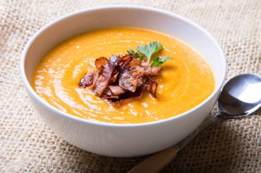 Bacon kabak çorbası. Seçici odak, yakın çekim.