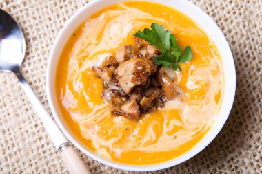 Porcini mantar kabak çorbası. Seçici odak, yakın çekim.