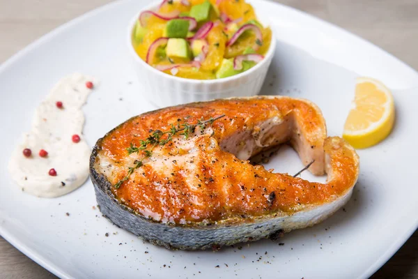 Salmão Grelhado Salada Com Laranjas Abacate Close Foco Seletivo — Fotografia de Stock