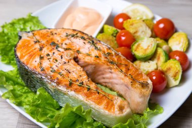 Brüksel lahanası ve domates ile ızgara somon. Yakın çekim, seçici odak.