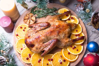 Noel ördek portakal ve kızılcık bütün ile pişmiş. Yakın çekim, seçici odak.