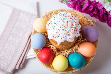 Paskalya. Geleneksel Rus ve Ukraynalı Paskalya kek (kulich) ve boyalı yumurta. Yakın çekim, seçici odak.