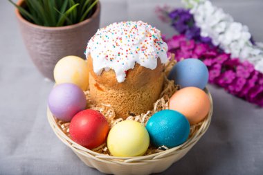 Paskalya. Geleneksel Rus ve Ukraynalı Paskalya kek (kulich) ve boyalı yumurta. Yakın çekim, seçici odak.