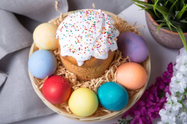 Paskalya. Geleneksel Rus ve Ukraynalı Paskalya kek (kulich) ve boyalı yumurta. Yakın çekim, seçici odak.