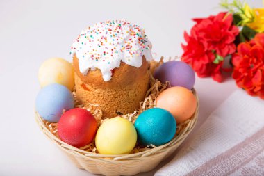 Paskalya. Geleneksel Rus ve Ukraynalı Paskalya kek (kulich) ve boyalı yumurta. Yakın çekim, seçici odak.