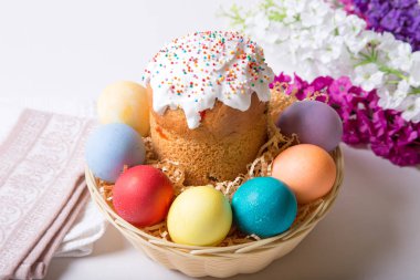 Paskalya. Geleneksel Rus ve Ukraynalı Paskalya kek (kulich) ve boyalı yumurta. Yakın çekim, seçici odak.