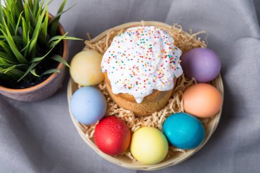 Paskalya. Geleneksel Rus ve Ukraynalı Paskalya kek (kulich) ve boyalı yumurta. Yakın çekim, seçici odak.