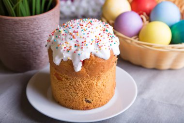 Paskalya. Geleneksel Rus ve Ukraynalı Paskalya kek (kulich) ve boyalı yumurta. Yakın çekim, seçici odak.