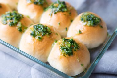 Sarımsak ve maydanoz ile buns (pampushki). Geleneksel ekmek çorbası Rusya ve Ukrayna. Seçici odak, yakın çekim.